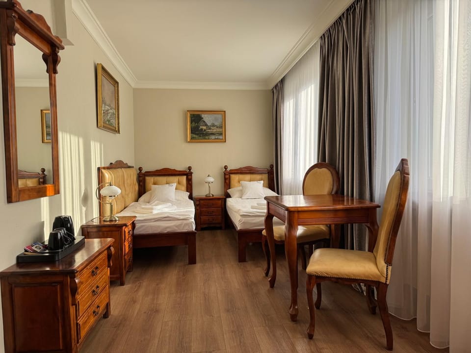 Bed, Coffee/tea facilities, Photo of the whole room, Seating area