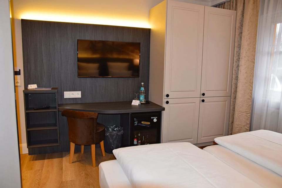 Bed, TV and multimedia, Other, Photo of the whole room, Decorative detail, Bedroom