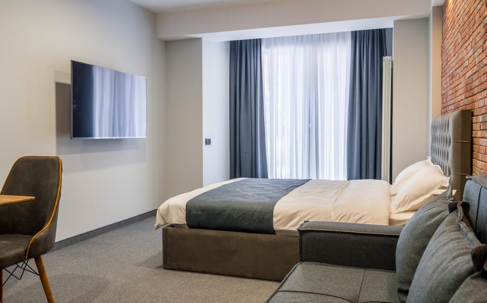 Bed, TV and multimedia, Living room, Photo of the whole room, Seating area, Bedroom