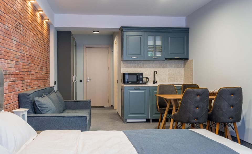 Bed, Kitchen or kitchenette, Living room, Photo of the whole room, Seating area, Dining area, Bedroom, minibar, oven, pet friendly, stove, wardrobe