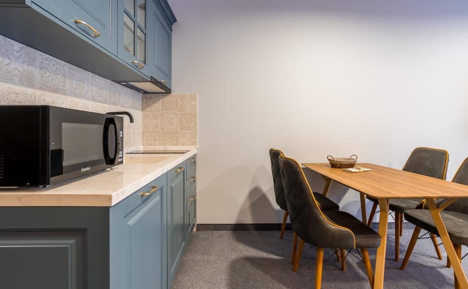 Kitchen or kitchenette, Dining area, minibar, oven, pet friendly, stove