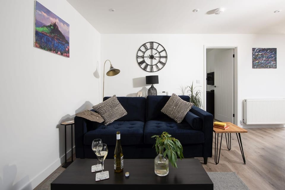 TV and multimedia, Living room, Seating area, Parking