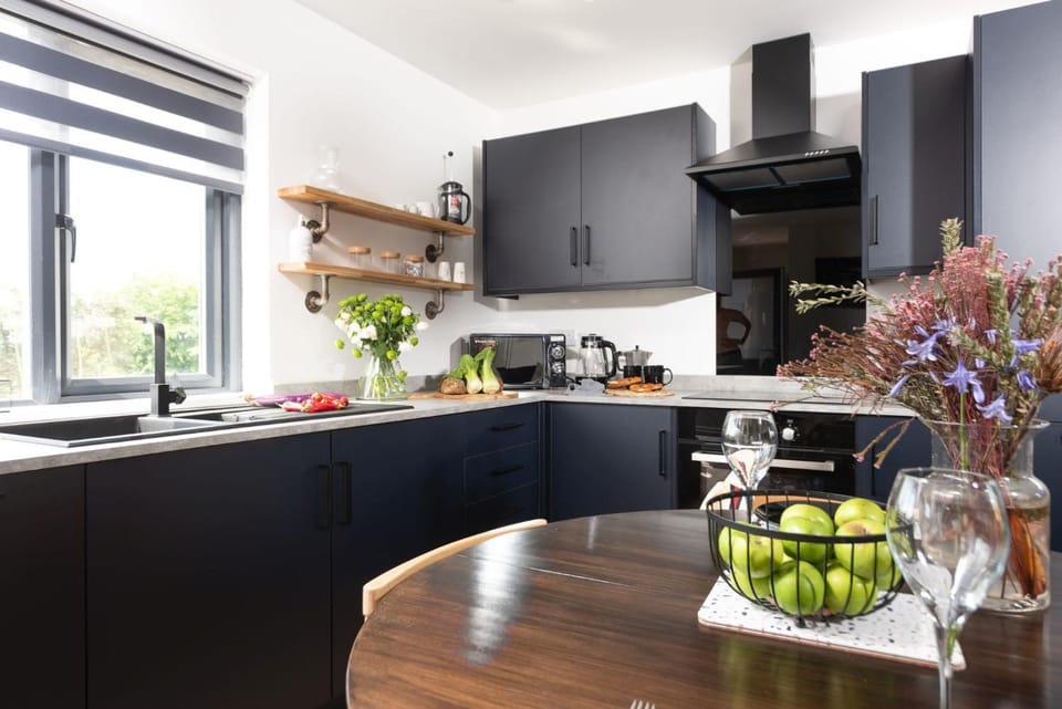 Coffee/tea facilities, Kitchen or kitchenette, Dining area, microwave, oven, pet friendly, stove