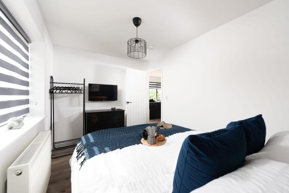 Bed, Photo of the whole room, Bedroom, towels, wardrobe