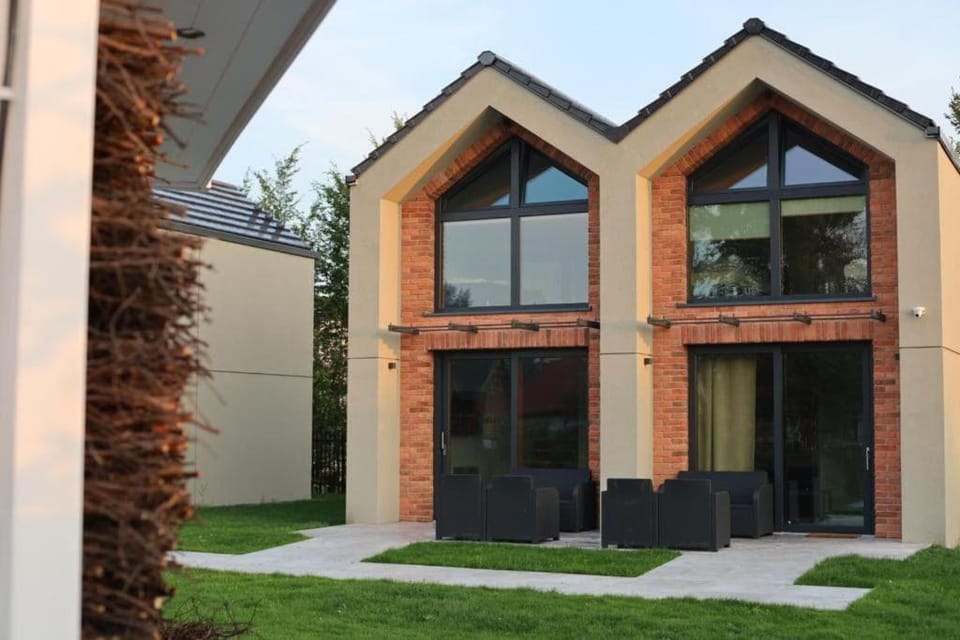 Property building, Patio, Day, Garden, Garden view