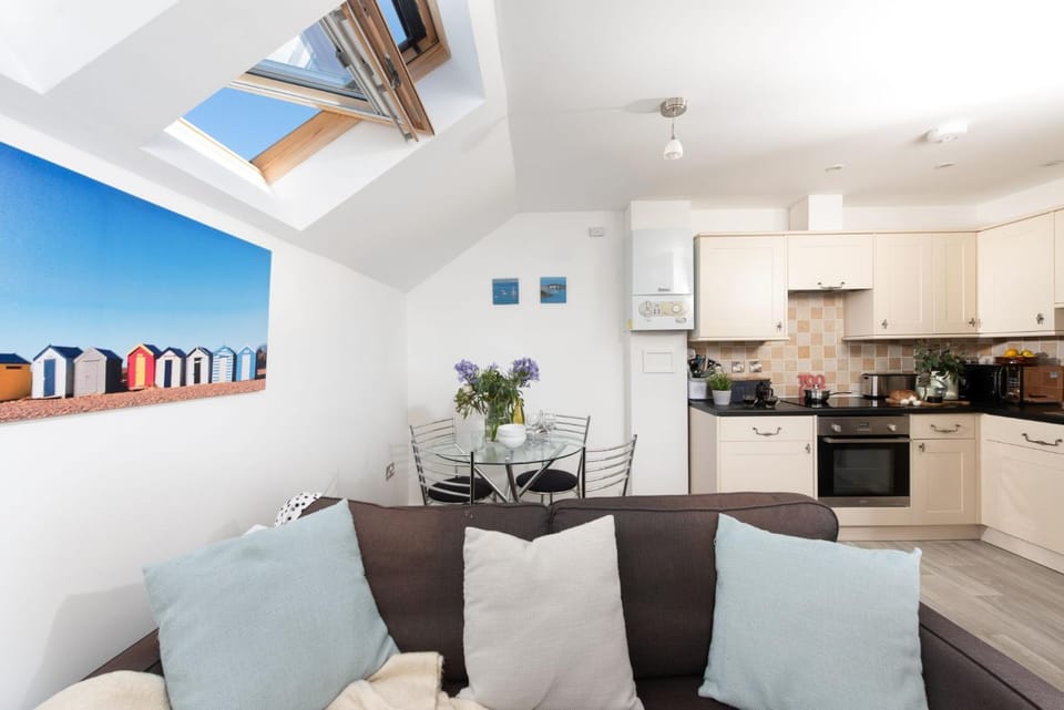 Kitchen or kitchenette, Living room, Seating area, Dining area, oven, stove, toaster