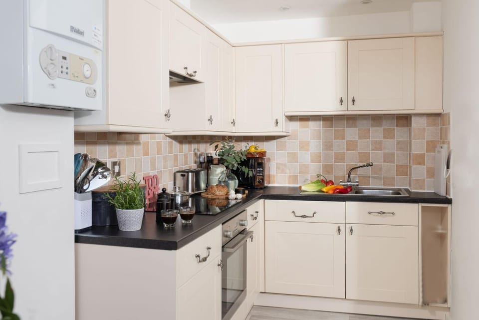 Coffee/tea facilities, Kitchen or kitchenette, microwave, oven, stove, toaster