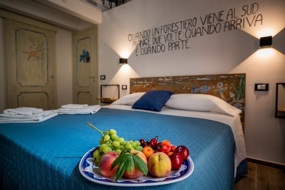 Bedroom, Breakfast