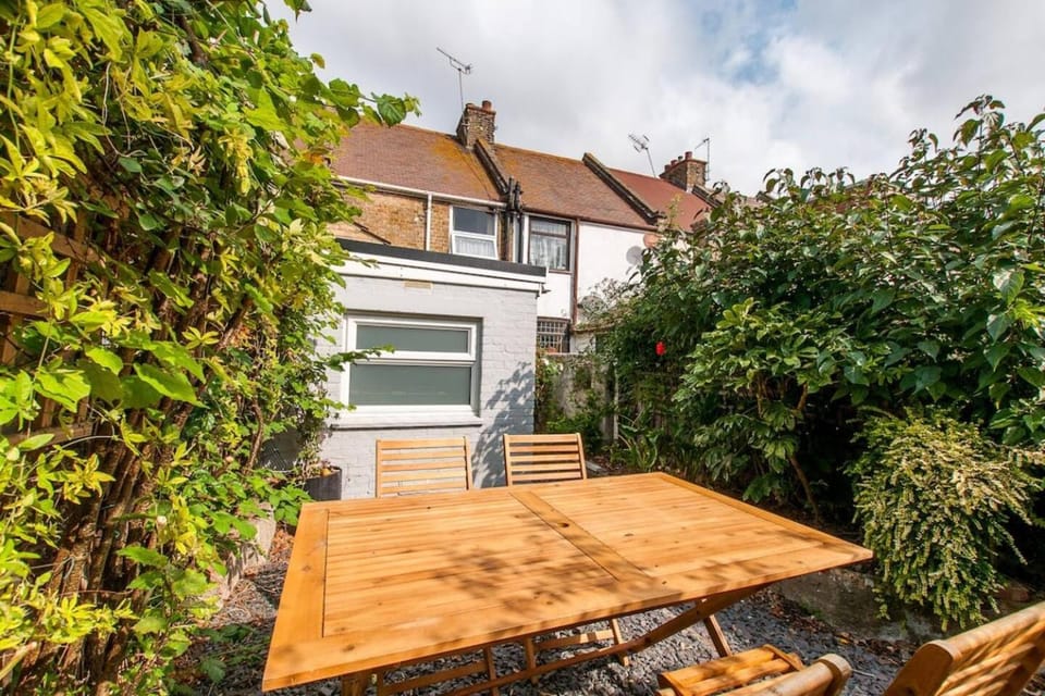 Magdala Cottage -Village Location- Dog Friendly House in Margate