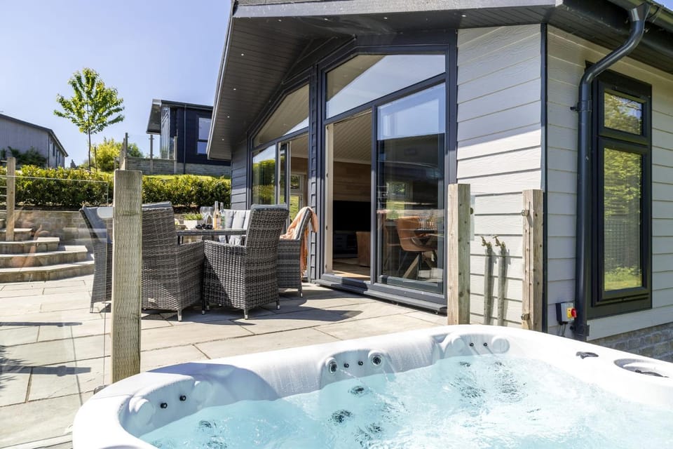 Property building, Hot Tub