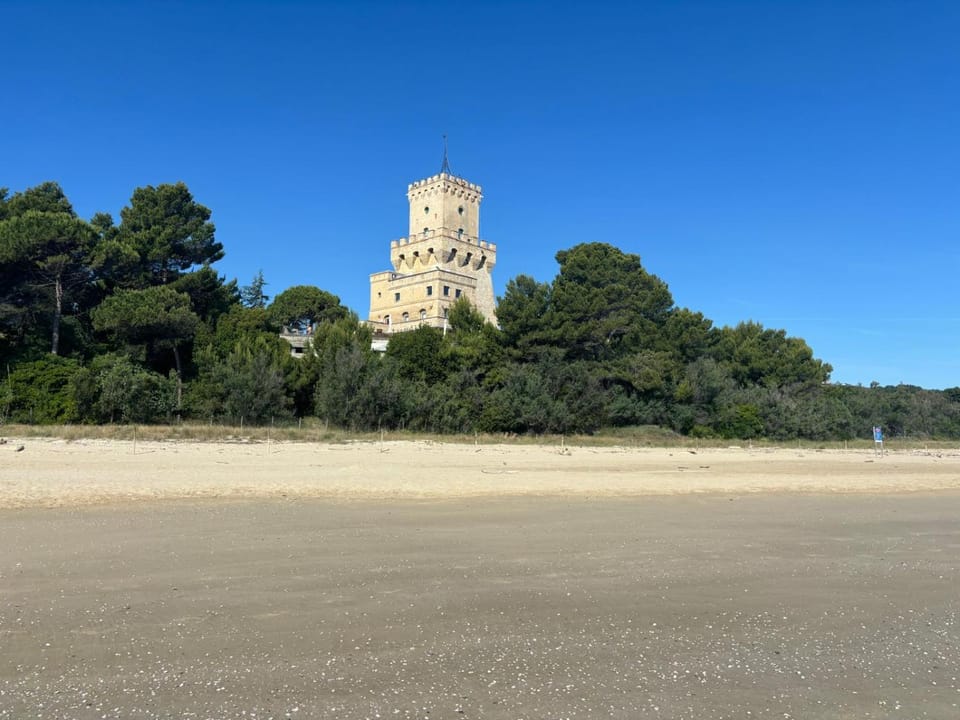 Alloggio 4 e 5 in centro, con giardino, a 150 m dal mare Apartment in Pineto