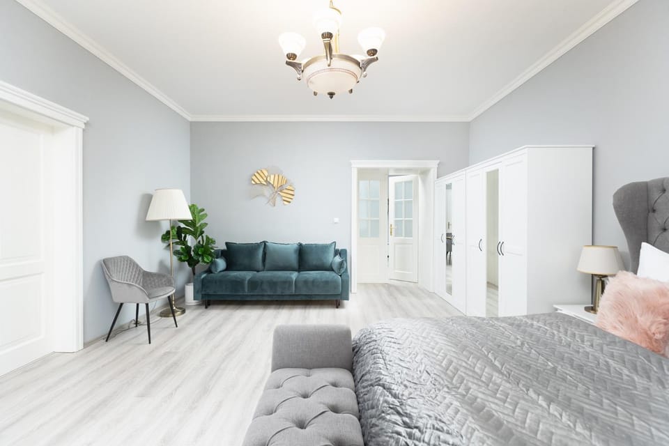 Photo of the whole room, Bedroom, wardrobe