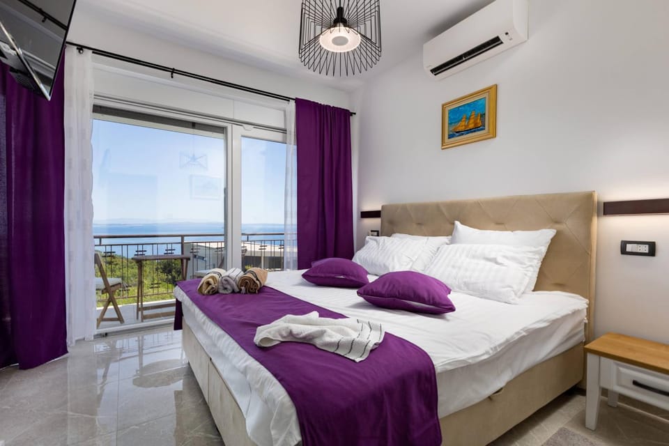 Bed, Bedroom, Sea view, towels