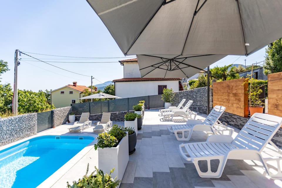 Swimming pool, sunbed