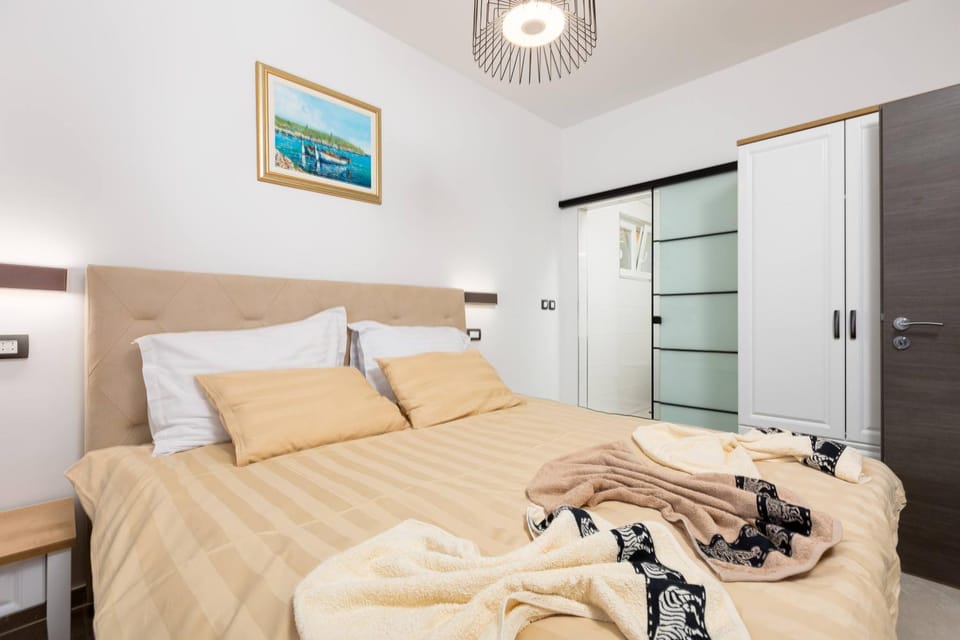 Bed, Bathroom, Bedroom, towels, wardrobe