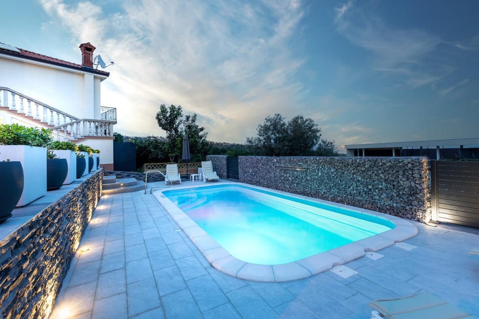 Swimming pool, sunbed