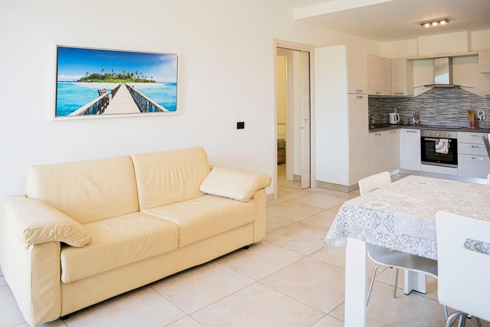 Kitchen or kitchenette, Living room, Seating area, Dining area, stove