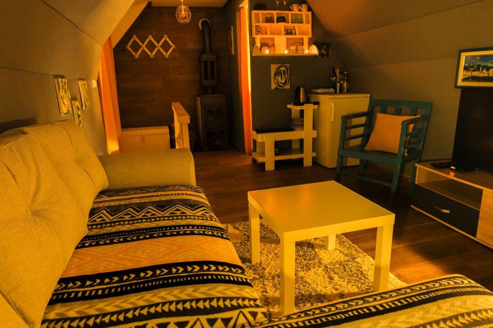 Bed, TV and multimedia, Kitchen or kitchenette, Living room, Photo of the whole room, Seating area, Bedroom