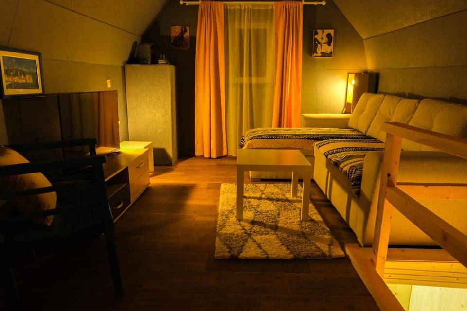 Bed, TV and multimedia, Living room, Photo of the whole room, Seating area, Bedroom