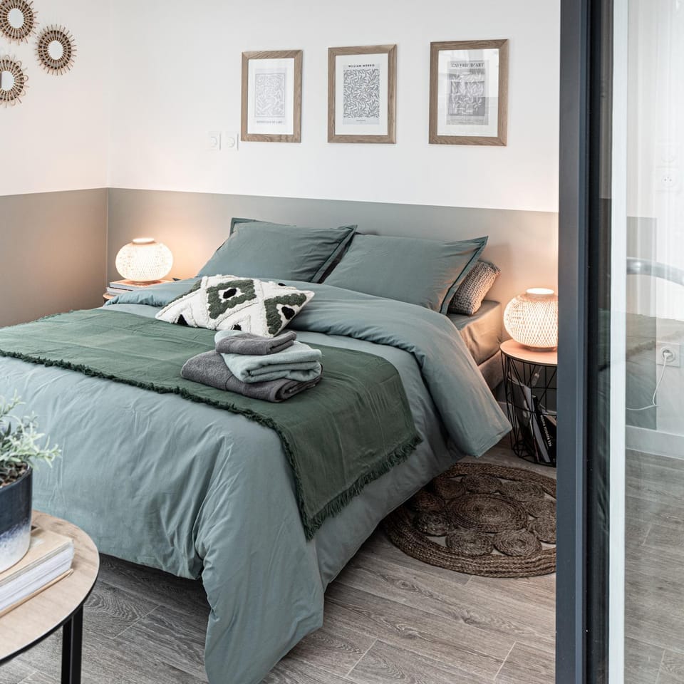 Bed, Photo of the whole room, Bedroom