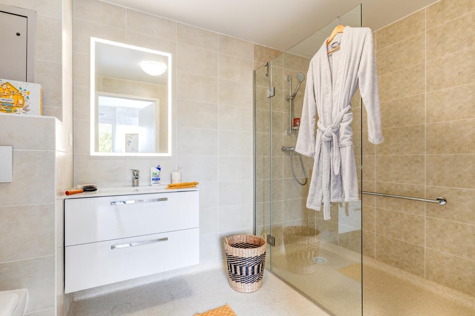 Shower, Bathroom, towels