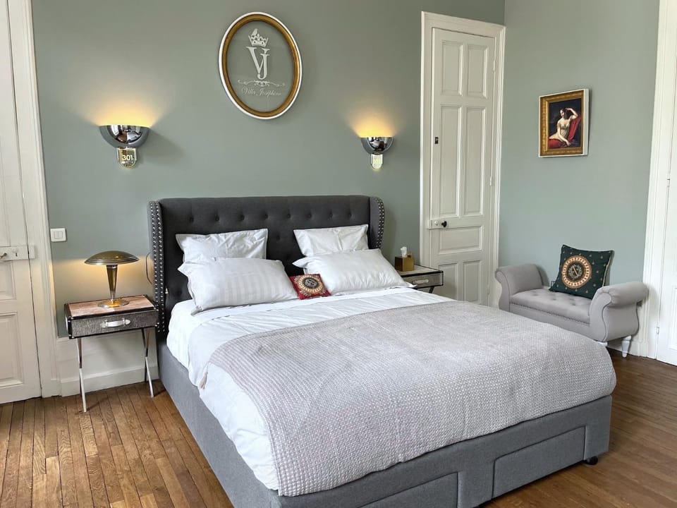 Bed, Photo of the whole room, furniture