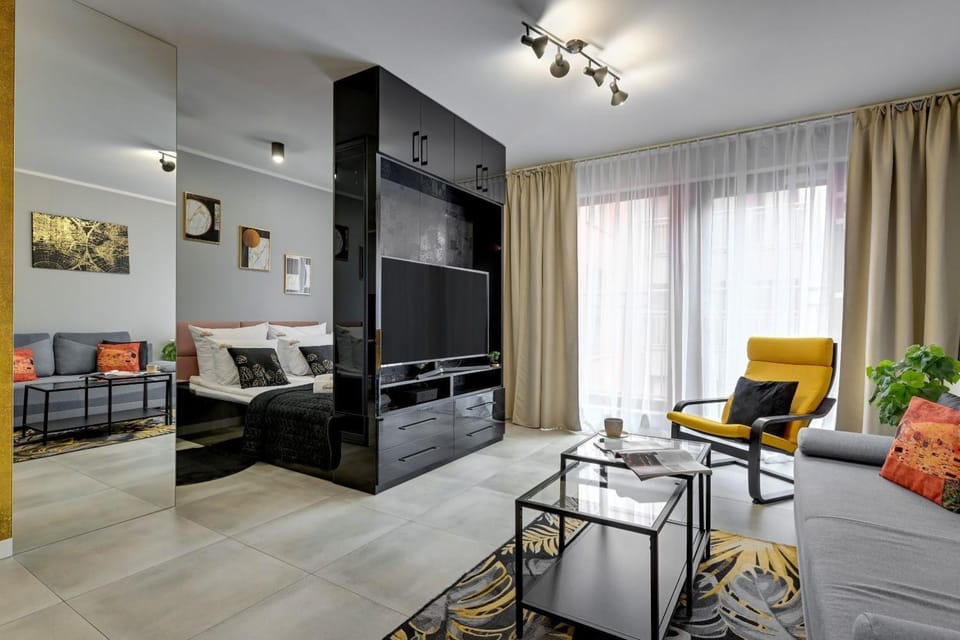 Bed, TV and multimedia, Living room, Photo of the whole room, Seating area, Evening entertainment, Bedroom