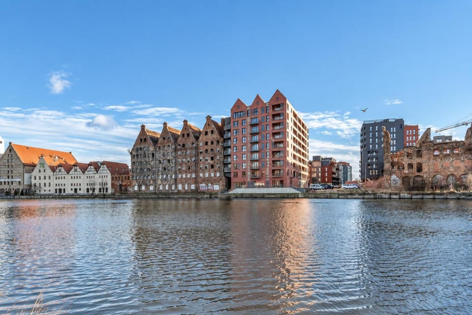Property building, Nearby landmark, Day, Natural landscape, City view, River view, Location