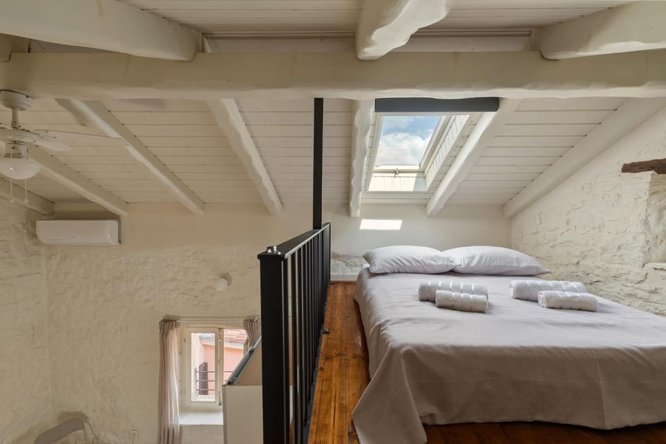 Bed, towels