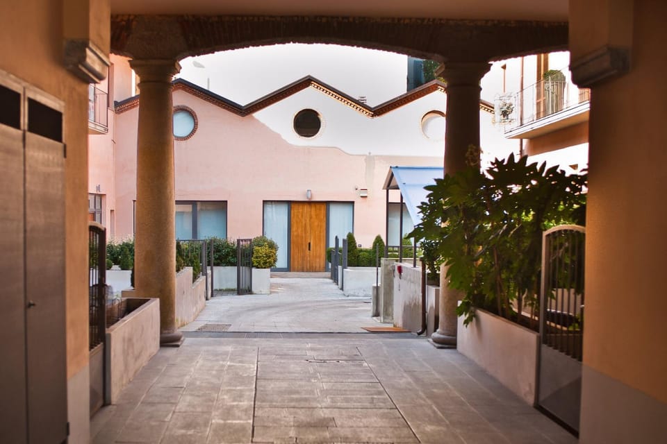Facade/entrance, Decorative detail, Area and facilities