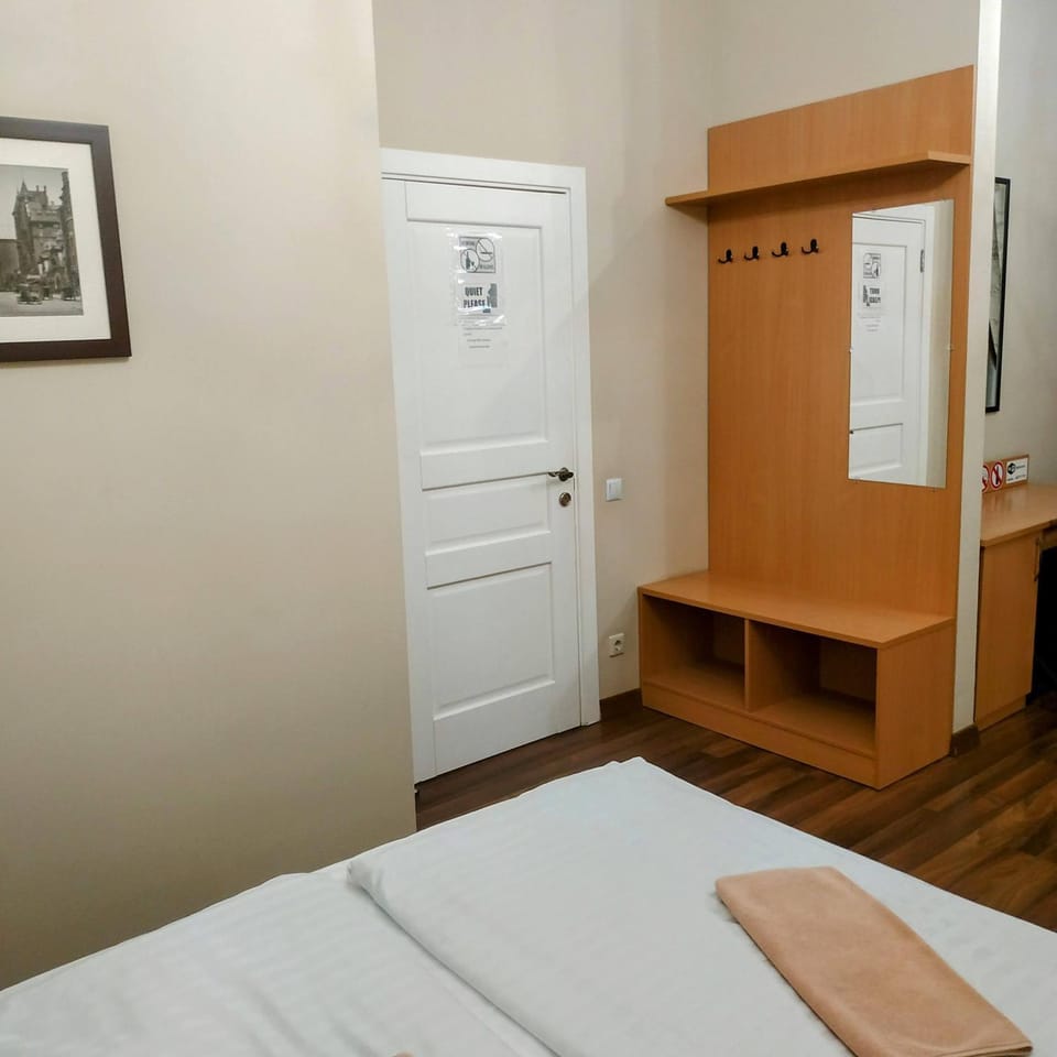 Photo of the whole room, Bedroom, wardrobe
