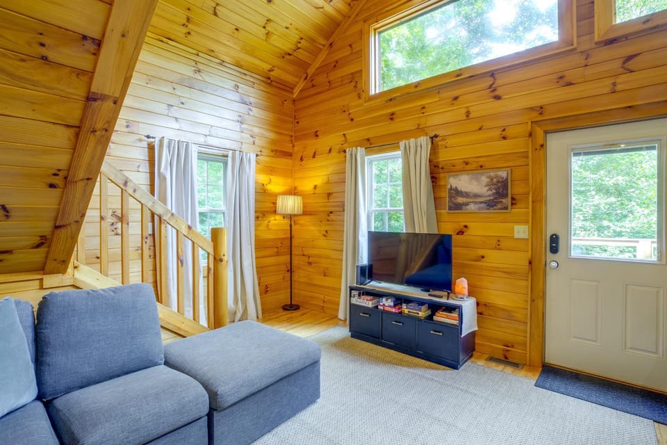 Cozy Boone Cabin w/ Deck: Close to Downtown! Cabin in Watauga