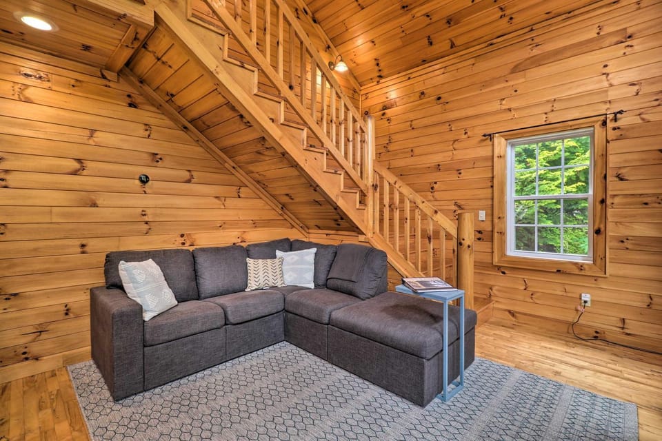 Cozy Boone Cabin w/ Deck: Close to Downtown! Cabin in Watauga