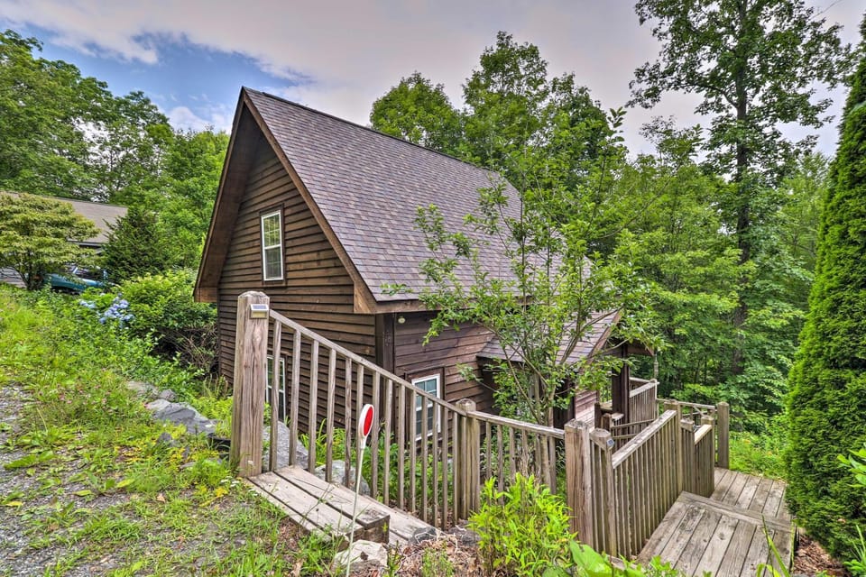 Cozy Boone Cabin w/ Deck: Close to Downtown! Cabin in Watauga