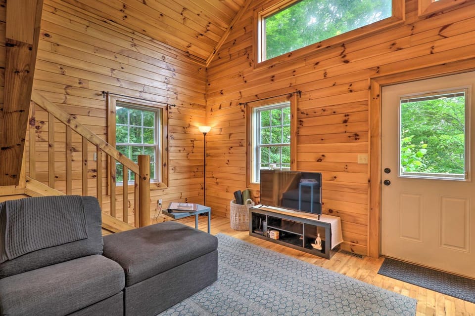 Cozy Boone Cabin w/ Deck: Close to Downtown! Cabin in Watauga