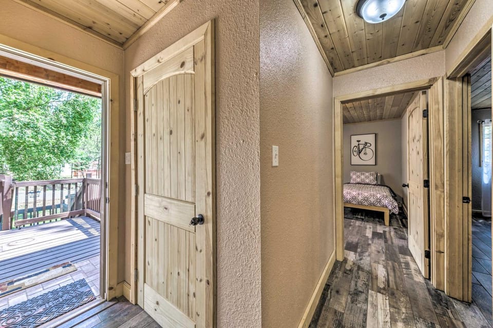 Sleepy Bear Cabin in Ruidoso: Deck & Yard Games! Cabin in Ruidoso