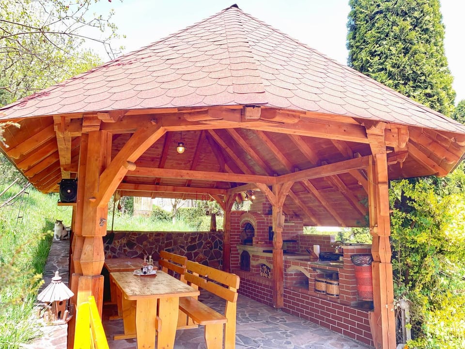 Restaurant/places to eat, BBQ facilities, Balcony/Terrace, Banquet/Function facilities, Communal kitchen