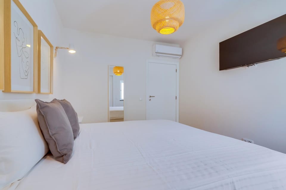 Bed, TV and multimedia, Bedroom