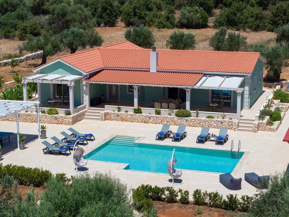 Property building, Swimming pool, sunbed