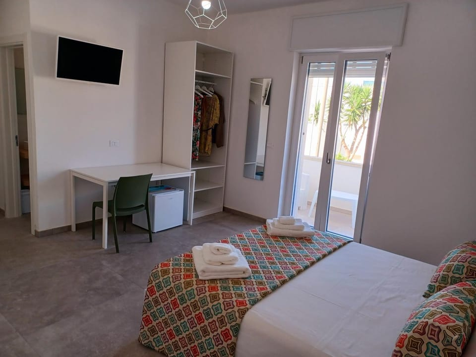 Bed, TV and multimedia, Photo of the whole room, Bedroom, hair dresser