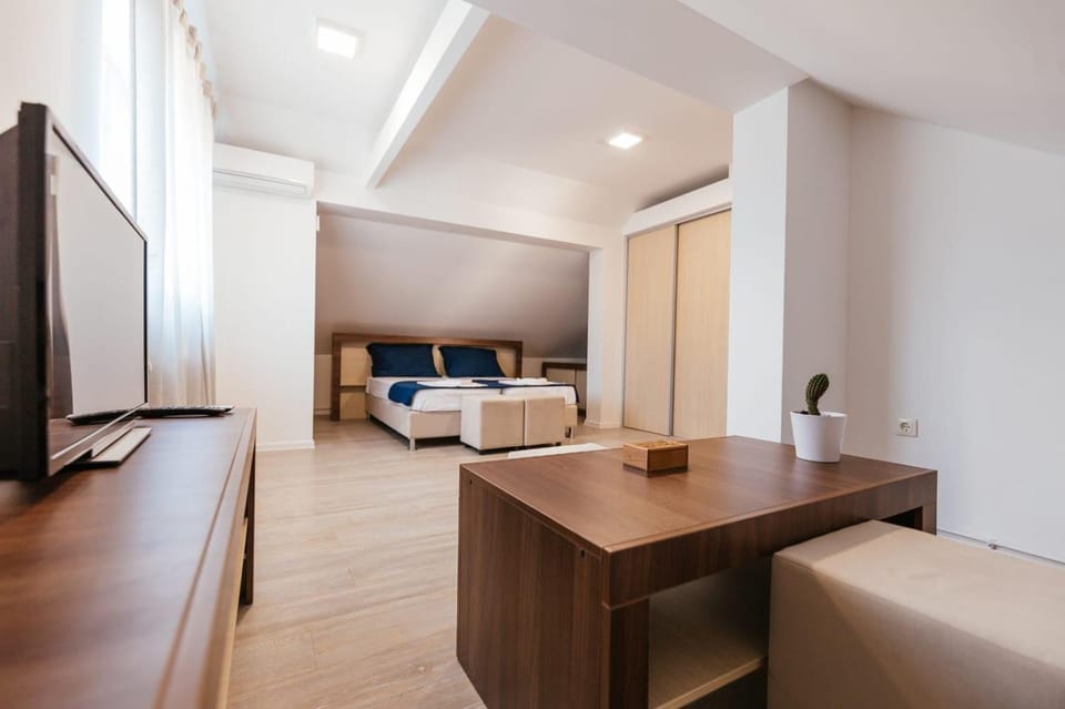 Bed, TV and multimedia, Photo of the whole room, Seating area, Bedroom