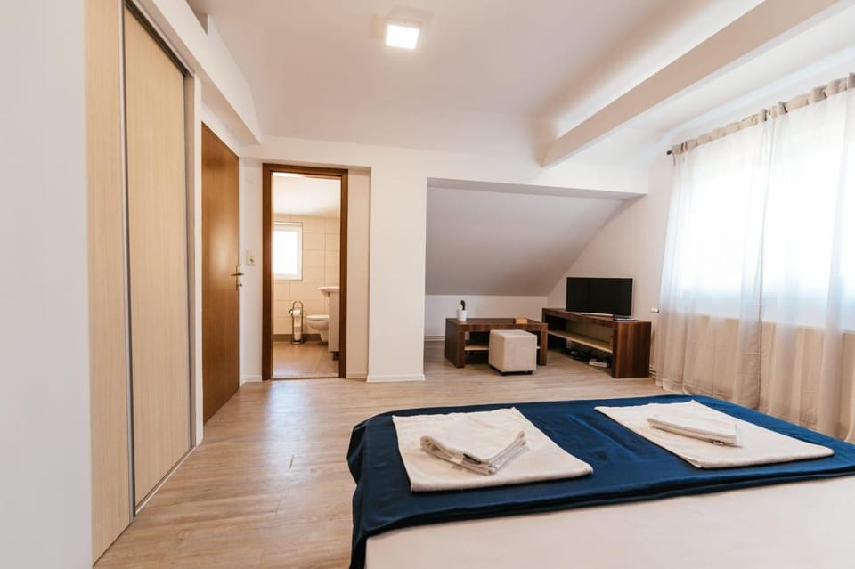Bed, TV and multimedia, Photo of the whole room, Seating area, Bedroom, towels