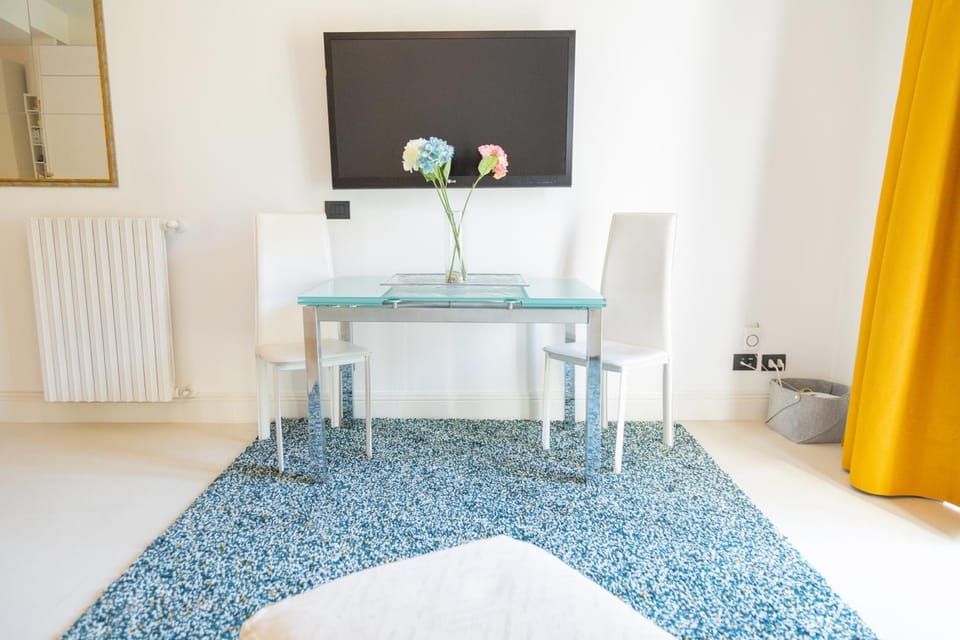 TV and multimedia, Living room, Seating area, Dining area
