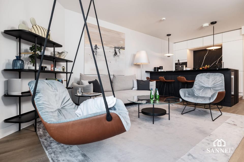 Living room, Photo of the whole room, Decorative detail, Decorative detail, Seating area, On site