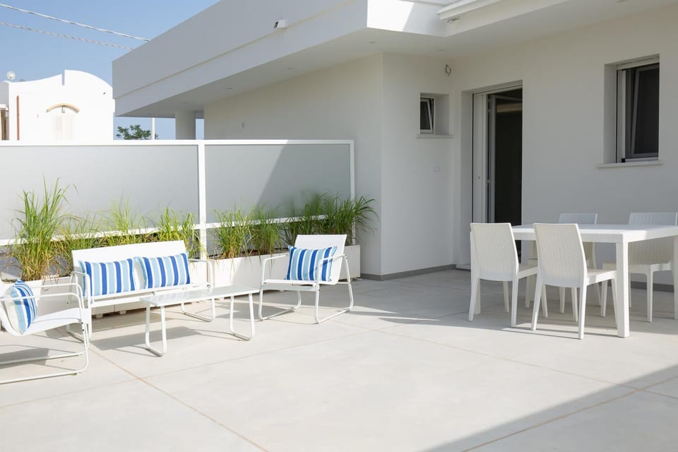 Property building, Patio, Facade/entrance, Garden, Garden, View (from property/room), Balcony/Terrace
