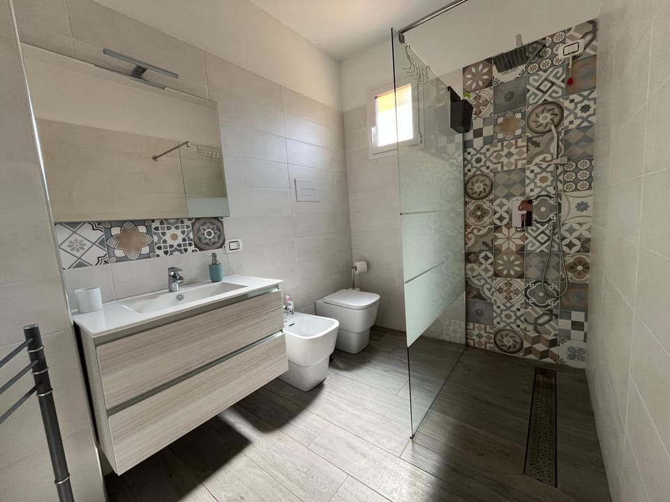 Shower, Toilet, Bathroom, bidet, towels