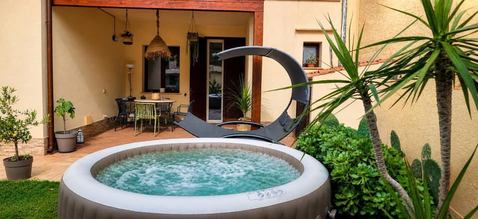 Natural landscape, Garden, Hot Tub, Garden view