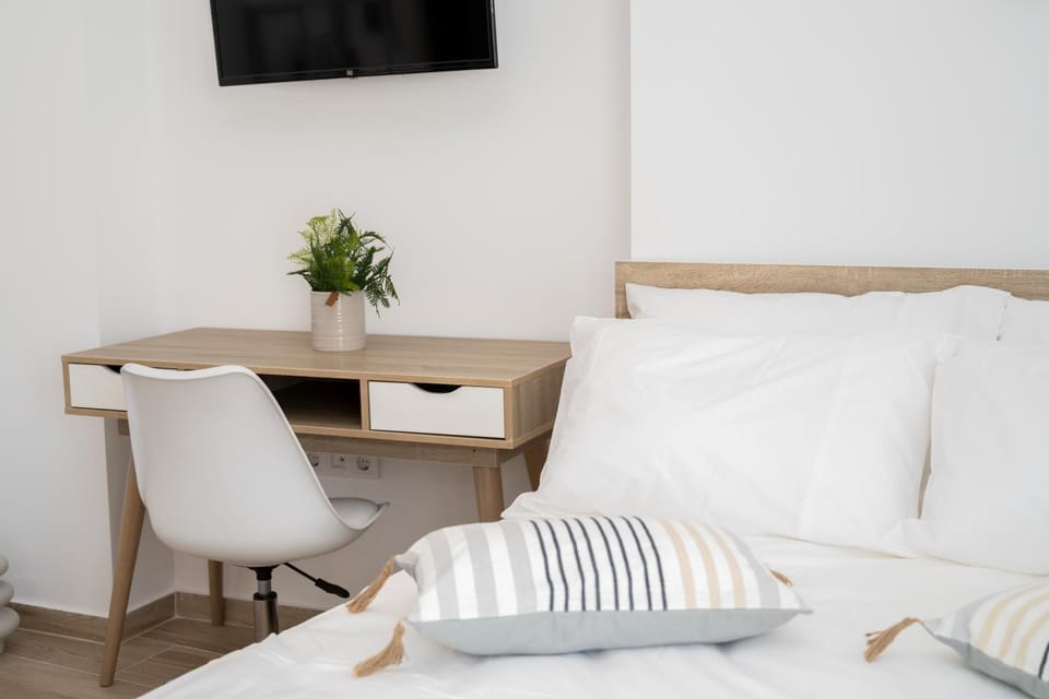 Bed, TV and multimedia, Seating area, Bedroom