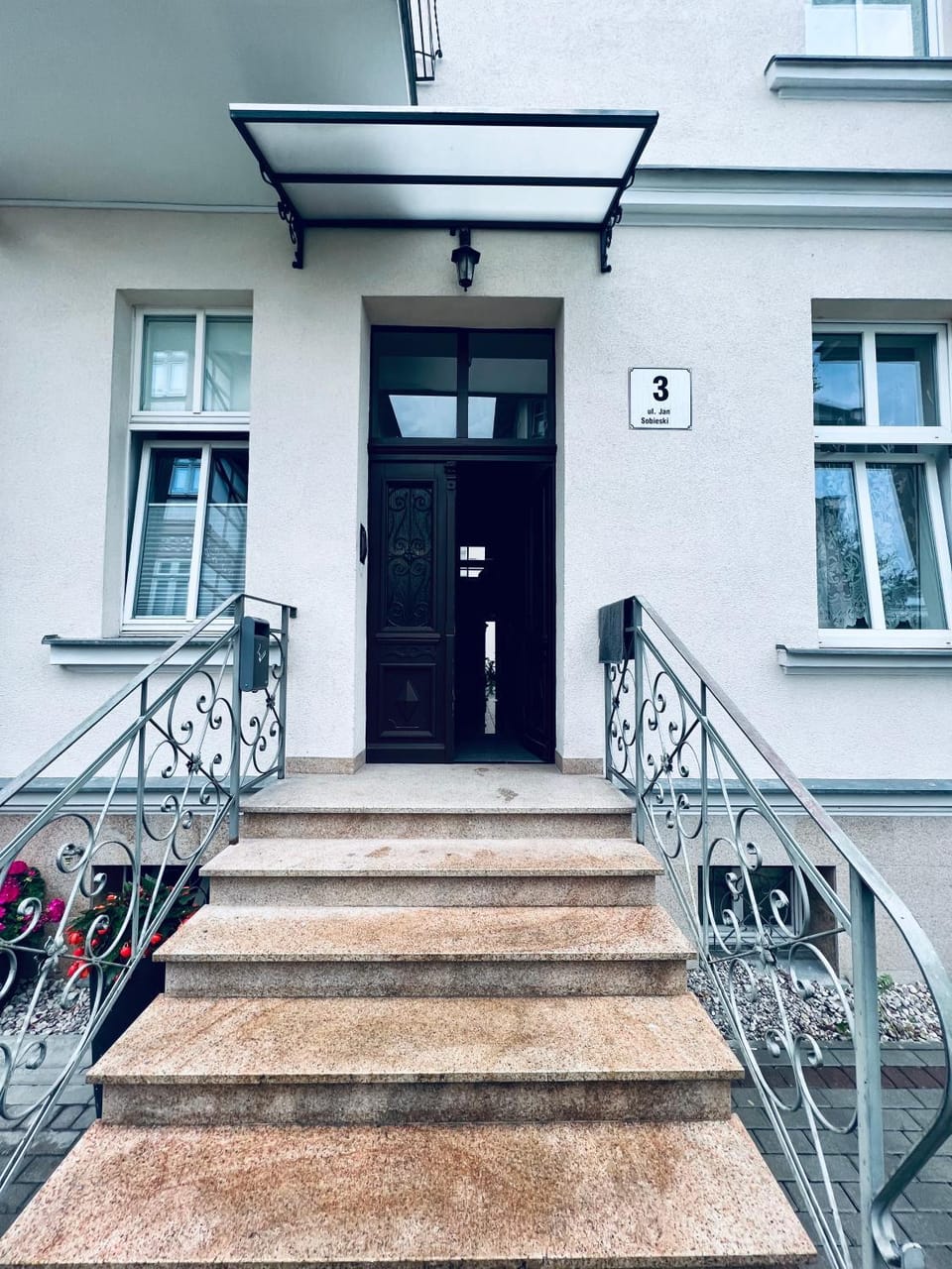 Facade/entrance