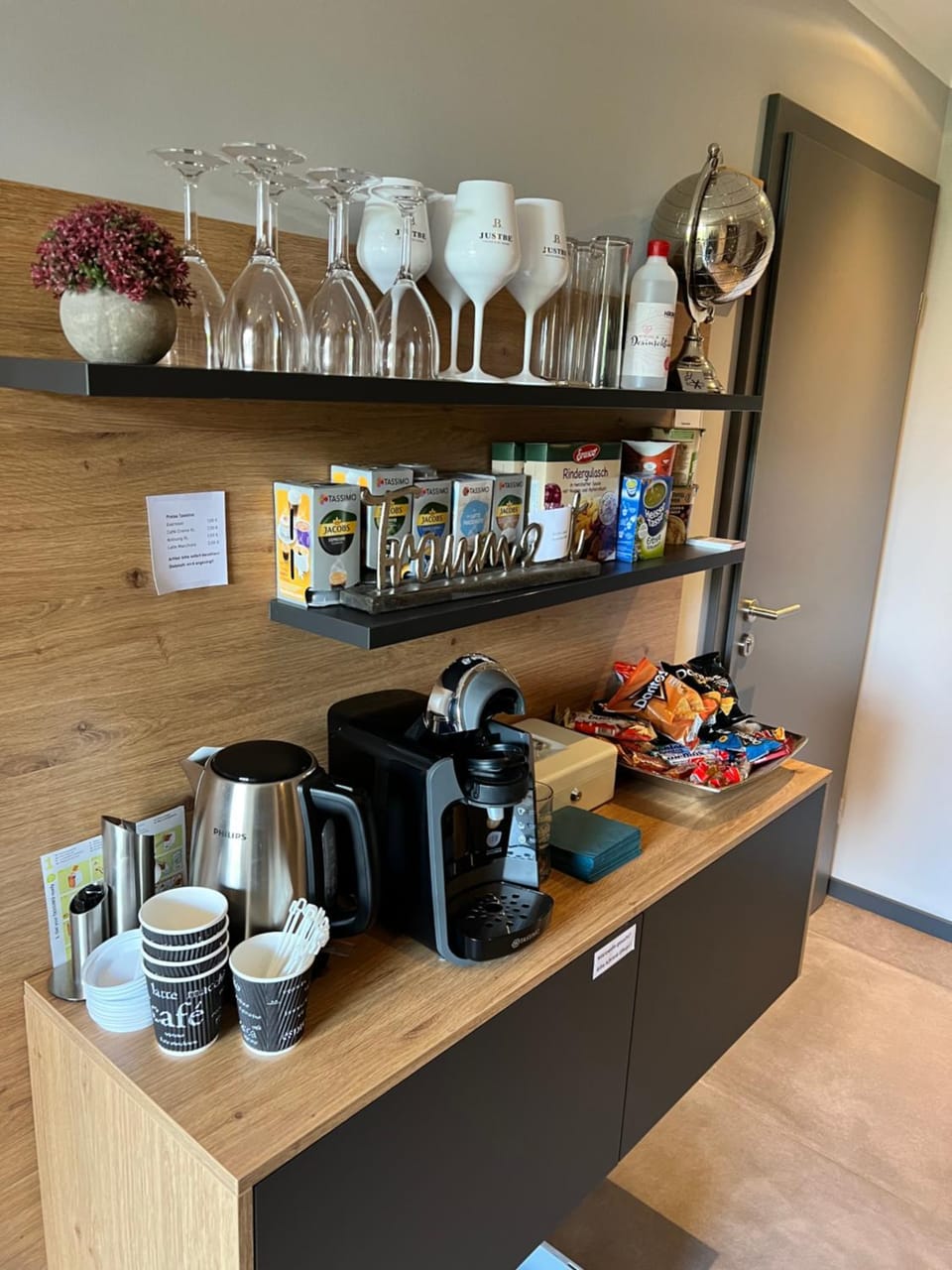 Coffee/tea facilities, Food and drinks, Food, minibar